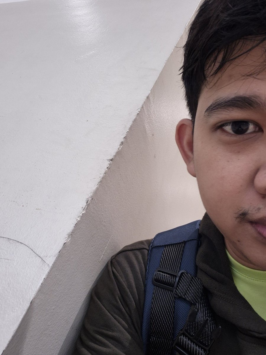 Kondisi sedang duduk, muka menunduk lalu didatengi karyawati "A udah pake kartu kedit?" Lalu memperlihatkan muka dan berpandangan, petugasnya tiba-tiba bilang "oh, masih sekolah ya!" Lalu pergi deh petugasnya.