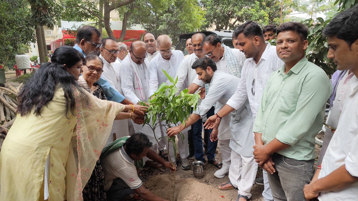 Shantanu Yadav (@shantanu_yadav1) on Twitter photo पिताजी 'मंडल मसीहा' श्रधेय श्री <a href="/SharadYadavMP/">Sharad Yadav Memorial</a> जी की जयंती पर पौधरोपण किया।। 
अगर हम कोई पेड़ लगाते हैं तो वह हमें आजीवन पापा का याद दिलाता रहेगा। पेड़-पौधों का मनुष्य के जीवन में बहुत बड़ा महत्व है। इसलिए सभी को अपने बुजुर्गों और प्रियजनों की याद में कम से कम दो पेड़ अवश्य पिताजी 'मंडल मसीहा' श्रधेय श्री <a href="/SharadYadavMP/">Sharad Yadav Memorial</a> जी की जयंती पर पौधरोपण किया।। 
अगर हम कोई पेड़ लगाते हैं तो वह हमें आजीवन पापा का याद दिलाता रहेगा। पेड़-पौधों का मनुष्य के जीवन में बहुत बड़ा महत्व है। इसलिए सभी को अपने बुजुर्गों और प्रियजनों की याद में कम से कम दो पेड़ अवश्य