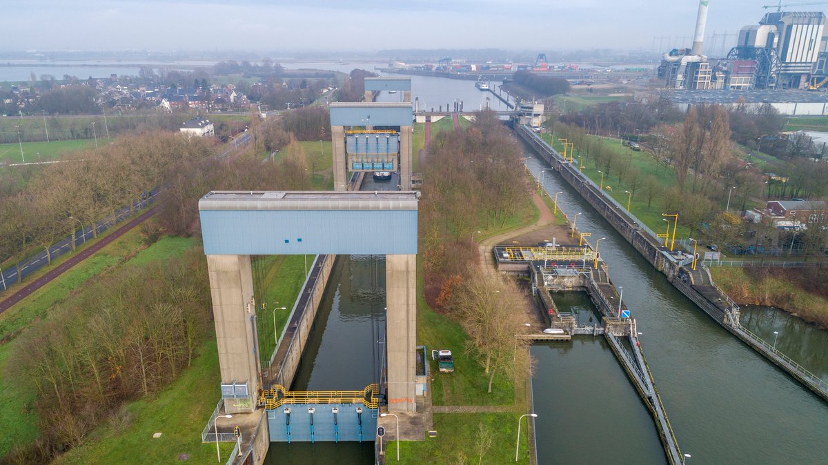 Rijkswaterstaat bereidt de heftorens van de westkolk van sluis Weurt voor op het gebruik van nieuwe camera’s. Daarom is de westkolk gesloten voor scheepvaart op vrij 11 juli van 9.00 tot 17.00 uur en op ma 14 juli van 9.00 tot 17.00 uur. Meer info: tinyurl.com/4vtzwjuz