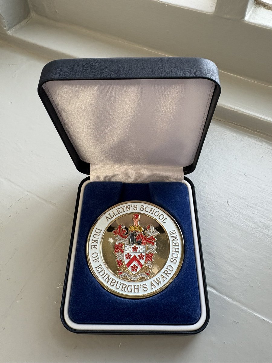 Super proud to have presented 27 <a href="/AlleynsSchool/">Alleyn's School</a> Gold <a href="/DofE/">The Duke of Edinburgh’s Award</a> medals in Senior assembly today to those in #AlleynsYear13 who have finished their Gold Award before leaving School. Well done everyone 👏🏻👏🏻👏🏻👏🏻 <a href="/_JaneLunnon/">Jane Lunnon</a> #AlleynsAdventure