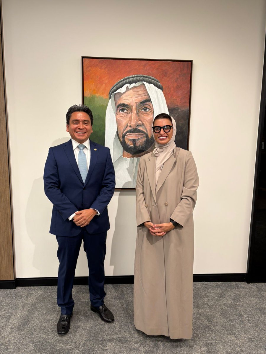 Esta semana tuve el honor de reunirme con S.E. <a href="/NouraAlKaabi/">Noura Al Kaabi | نورة بنت محمد الكعبي</a> para dialogar sobre nuevas iniciativas de intercambio cultural entre 🇸🇻 y 🇦🇪. Desde la Embajada creemos firmemente que la cultura es un puente entre naciones.

Promover la música, el arte, la gastronomía y las