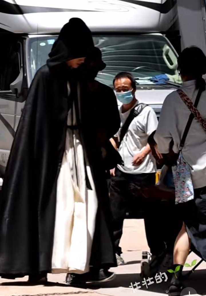 Careless, careless
Shoot anonymous, anonymous
Heartless, mindless
No one who care about meeee