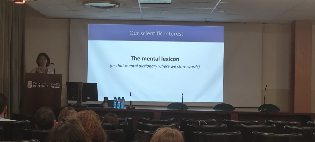 UBneuroscience's tweet image. 🗣️ Cristina Baus follows with a deep dive into language, cognition, and bilingualism, exploring how the brain manages multiple languages and the cognitive mechanisms involved.