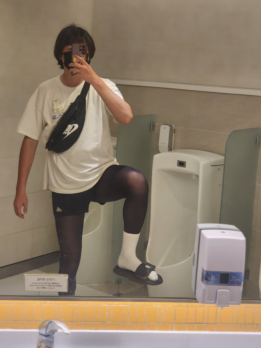 잠실역 화장실 남폼
머리 기르는중
몇타취정도?
중국산 유광개쩌는 검스 앤 반바지