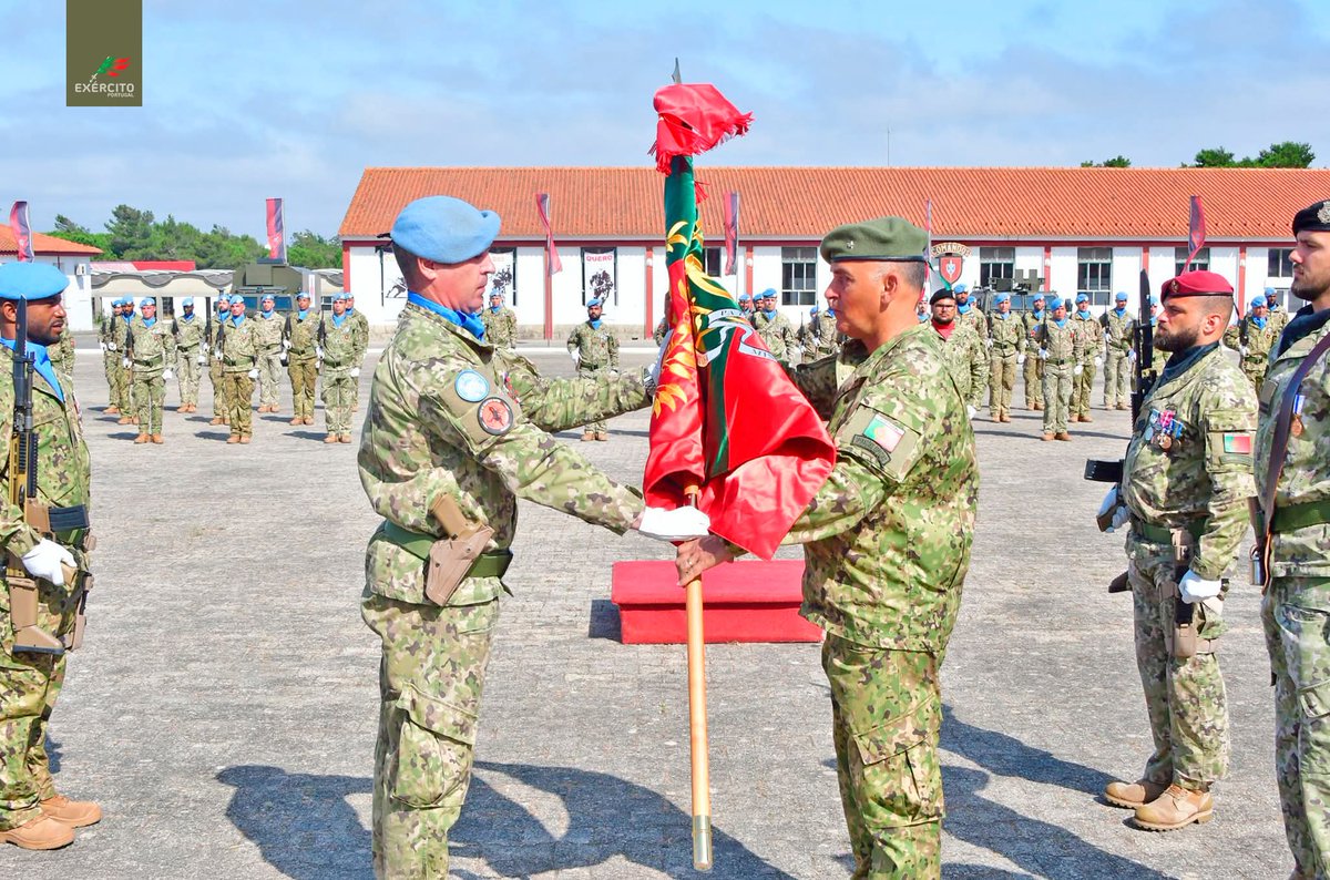 Exercito_pt's tweet image. 📢 O Regimento de Comandos acolheu esta manhã a cerimónia de entrega do Estandarte Nacional que acompanhou a 16.ª Força Nacional Destacada ao longo de seis meses de missão na República Centro-Africana.

#ExércitoPortuguês #COMANDOS #16FNDRCA #NaçõesUnidas #UN