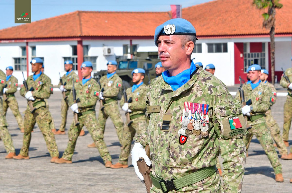 Exercito_pt's tweet image. 📢 O Regimento de Comandos acolheu esta manhã a cerimónia de entrega do Estandarte Nacional que acompanhou a 16.ª Força Nacional Destacada ao longo de seis meses de missão na República Centro-Africana.

#ExércitoPortuguês #COMANDOS #16FNDRCA #NaçõesUnidas #UN