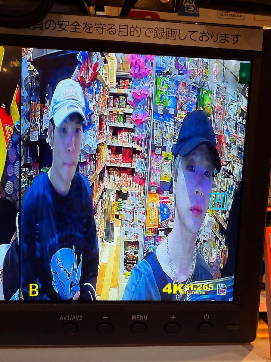 capital_J2794's tweet image. 250702 • Jinhwan IG post
instagram.com/p/DLmnwazhZEv/

"뭘올려야될지모르겠음
# tokyo 수전증 선규형"

@iKON_gnani_____ @iKONIC_143
#iKON #JAY #JINHWAN #아이콘 #김진환 #진환 #ジナン