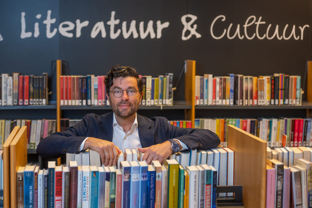 John Sijmonsbergen start als interim directeur bij KunstenHuis Idea, brengt ervaring mee en wil stabiliteit en toekomstgerichtheid bevorderen. dlvr.it/TLh9PV