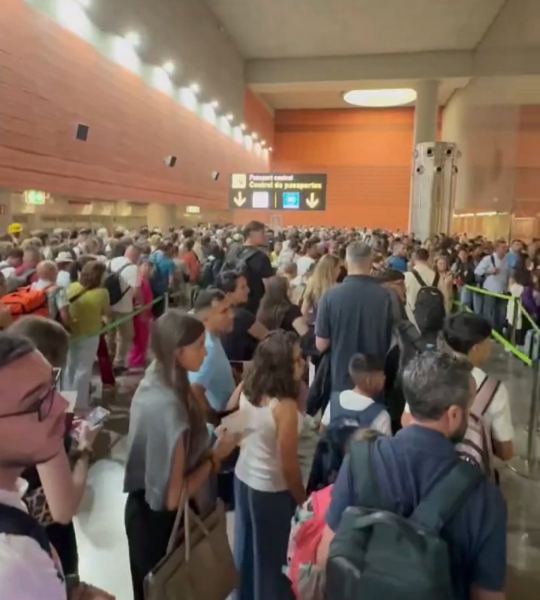 #URGENTE | Caos en Barajas, el principal aeropuerto de España se desborda.

Cientos de personas pierden sus aviones por un gran colapso en los controles de pasaportes.

El ministro de Transportes estuvo anoche hasta las 00:00 horas en un cóctel en la Casa América (Madrid)