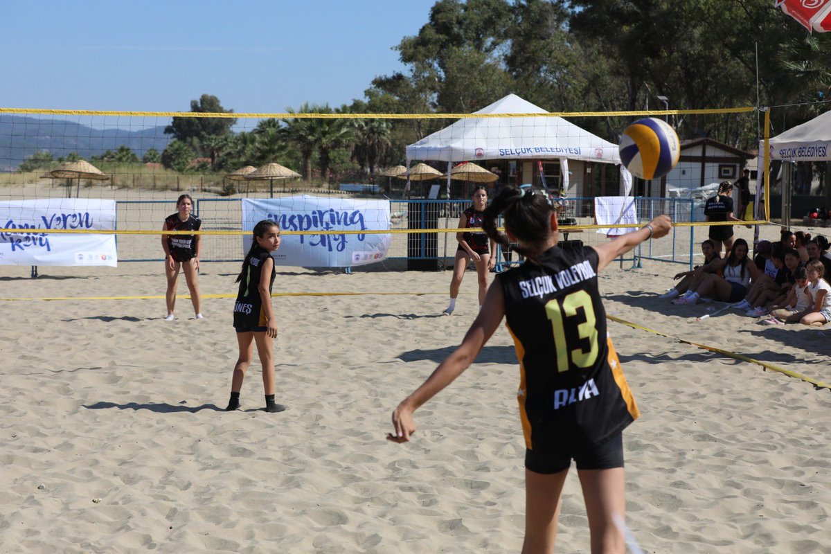 Efes Selçuk Pamucak 2. Voleybol Turnuvamız renkli görüntüler ve gençliğin enerjisiyle başladı. ☺️