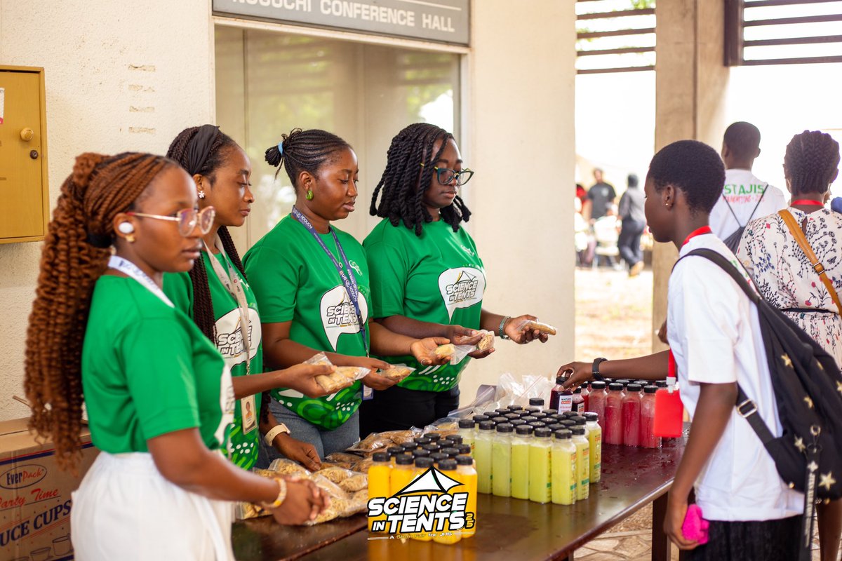 visafric1's tweet photo. Experts from our short break right after the opening ceremony π€©ππ volunteers hard at work ππΎππΎππΎ
#food #snacks #scienceintents #visatoscience #visa #stem https://t.co/yRjChYLLW6