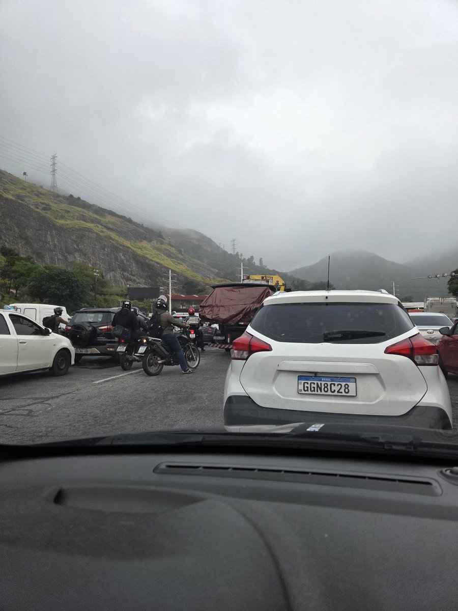 Linha Amarela parada no pedágio, ninguém anda, mais de 10 minutos sem sair do lugar.