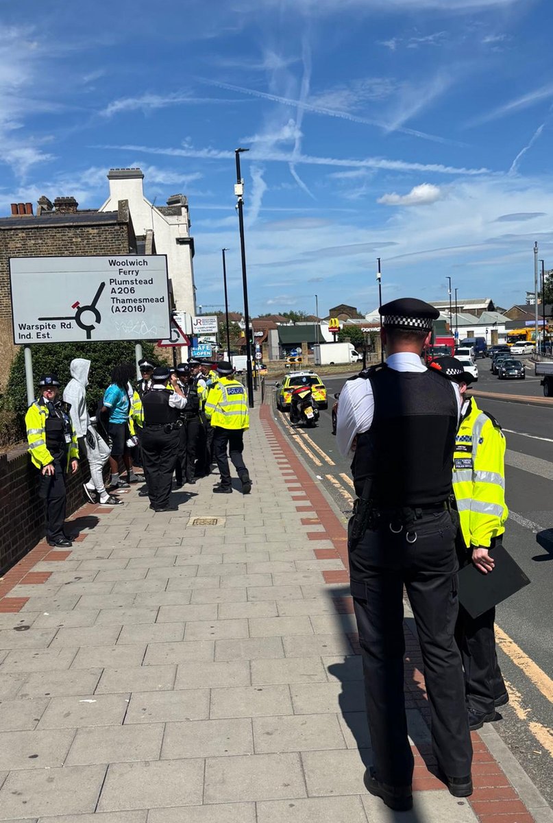 MPSGreenwich's tweet image. Great results from a joint operation by RG SNT & the VET team on 27 June at Woolwich Road. 👮♂️
✔️ 5 arrests (2 immigration, 3 drug supply)
✔️ 5 vehicles seized
✔️ 4 for no insurance & licence offences
Top teamwork in the heat! 🔥💪 #CommunityPolicing #MetPolice