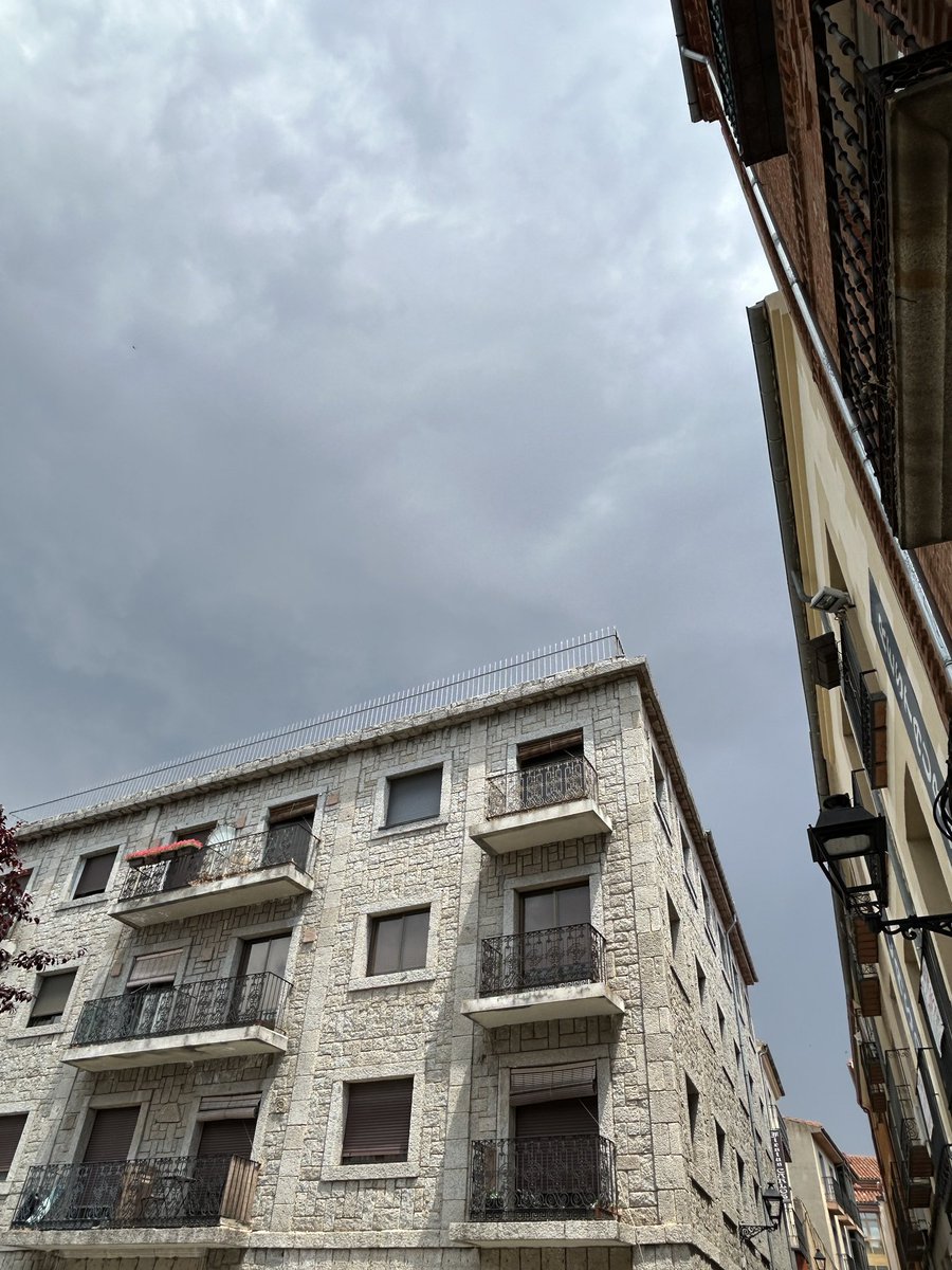 Estupenda tormenta tenemos encima <a href="/Meteoavila2/">MeteoÁvila</a>