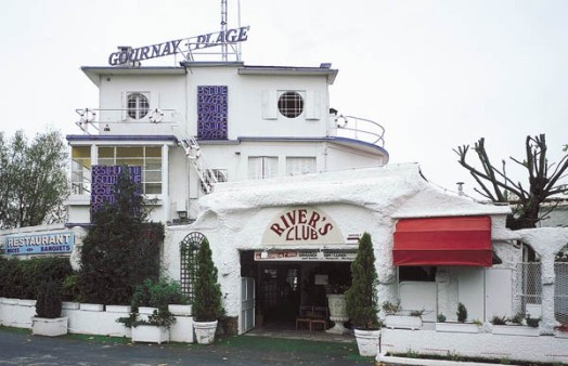 Il s’agit bien de la plage de Gournay. Bravo à Valdoche @VBenhame qui a trouvé. À cette époque il n’était pas nécessaire de dépenser des milliards pour rendre les rivières baignables. Il y avait un restaurant et même un club. Aujourd’hui tout a disparu 😢