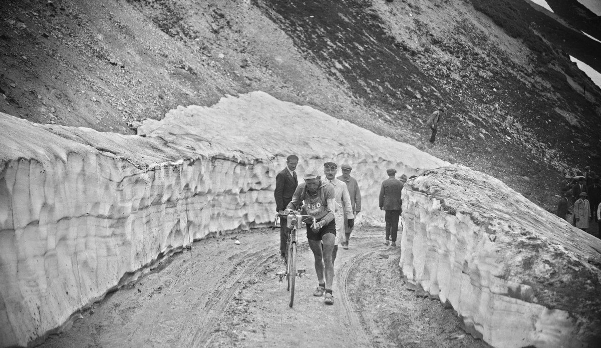 L'iconographie du Tour de France est un bon témoin du réchauffement climatique. Ici, le même Aubisque en juillet 1928.