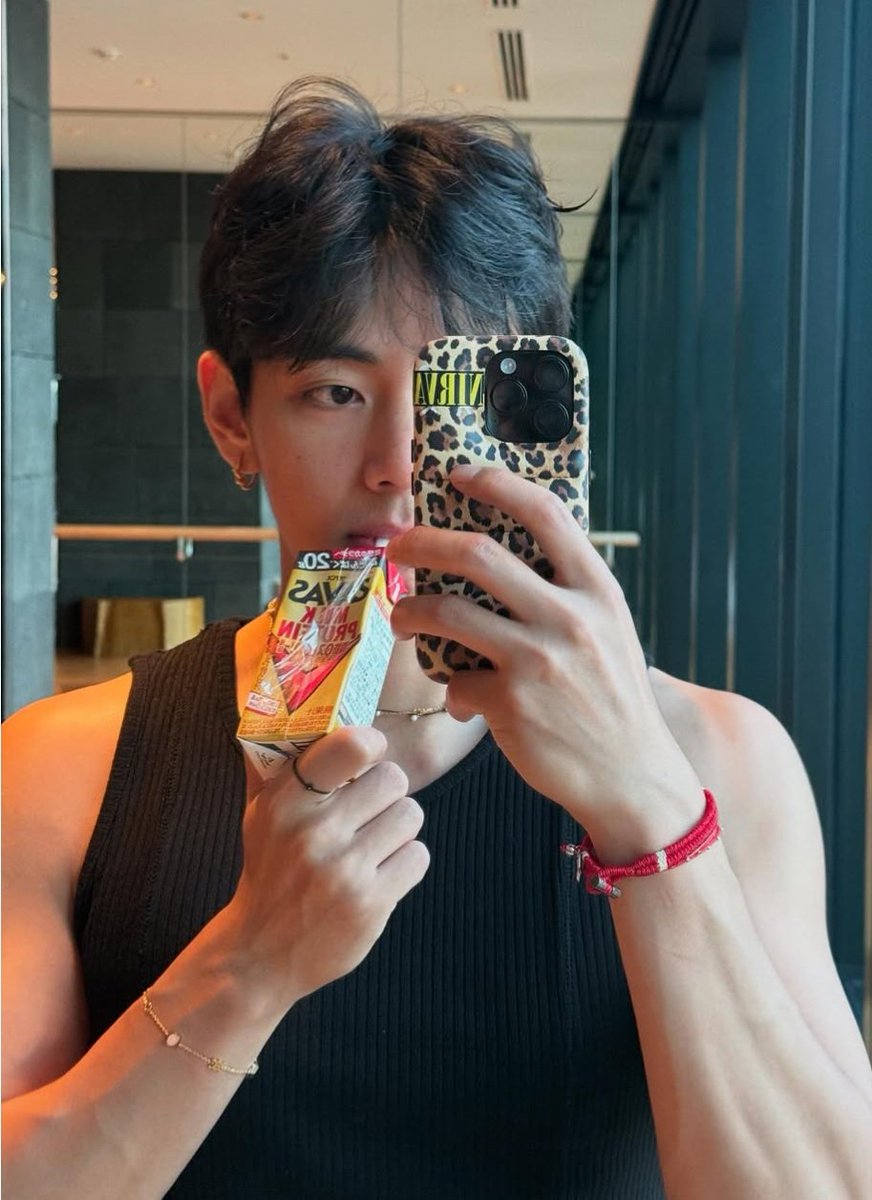 jooniesounds's tweet photo. a capinha de oncinha p combinar com o alfa dele namjoon https://t.co/6kJ6lgyBNV