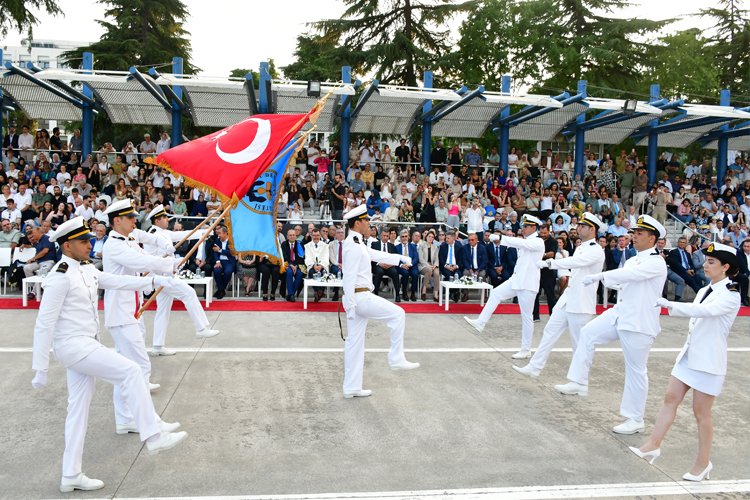Denizcilik Dergisi (@denizcilikdergi) on Twitter photo Genç YDO’lular geleceğe yelken açtı
İTÜ Denizcilik Fakültesi'nde 2025 yılı mezuniyet töreni gerçekleşti.
denizcilikdergisi.com/denizcilik-gun…
#İTÜDenizilikFakültesi #mezuniyet
<a href="/ozcankaptan/">ozcan arslan</a>
<a href="/ProfHasanMandal/">Prof. Dr. Hasan Mandal</a>
<a href="/durmus_unuvar/">Durmuş Ünüvar</a>
<a href="/CaglarCoskunsu/">AHMET CAGLAR COSKUNSU</a>
<a href="/BasaranBayrak1/">Başaran Bayrak</a>
<a href="/ydo_itudf/">Yüksek Denizcilik Okulu</a> Genç YDO’lular geleceğe yelken açtı
İTÜ Denizcilik Fakültesi'nde 2025 yılı mezuniyet töreni gerçekleşti.
denizcilikdergisi.com/denizcilik-gun…
#İTÜDenizilikFakültesi #mezuniyet
<a href="/ozcankaptan/">ozcan arslan</a>
<a href="/ProfHasanMandal/">Prof. Dr. Hasan Mandal</a>
<a href="/durmus_unuvar/">Durmuş Ünüvar</a>
<a href="/CaglarCoskunsu/">AHMET CAGLAR COSKUNSU</a>
<a href="/BasaranBayrak1/">Başaran Bayrak</a>
<a href="/ydo_itudf/">Yüksek Denizcilik Okulu</a>