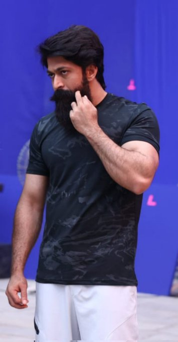 shhh_wersoh's tweet photo. I personally feel Yash as Raavan will be one of the most iconic villains of Indian Cinema, he got that aura. 

RAVANA RAGE BEGINS
#RamayanaGlimpseTomorrow https://t.co/R9kCQ9iGrY