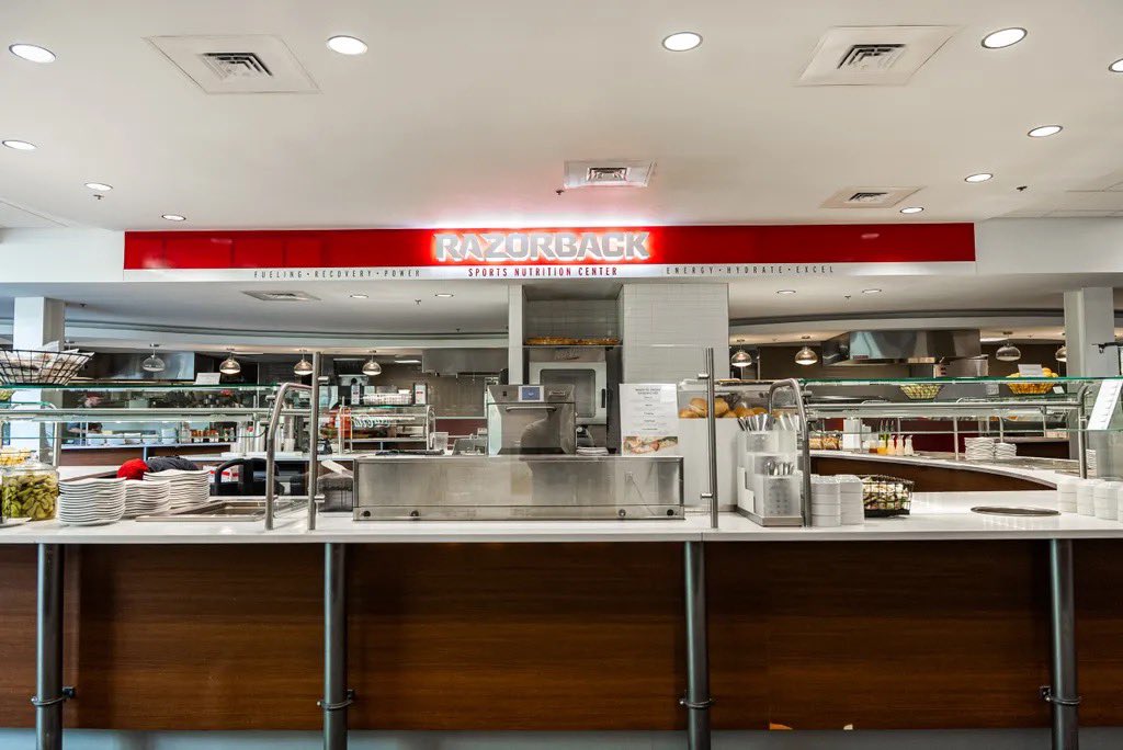 SportsDissected's tweet image. Athletes eat. Champions fuel. @ArkRazorbacks’ dining hall inside the Jones Success Center serves performance-first nutrition in a purpose-built space. Check out a behind-the-scenes look at how Arkansas fuels their athletes:
youtu.be/tXk0eoSHX8Q
#RoyalKey #Razorbacks…