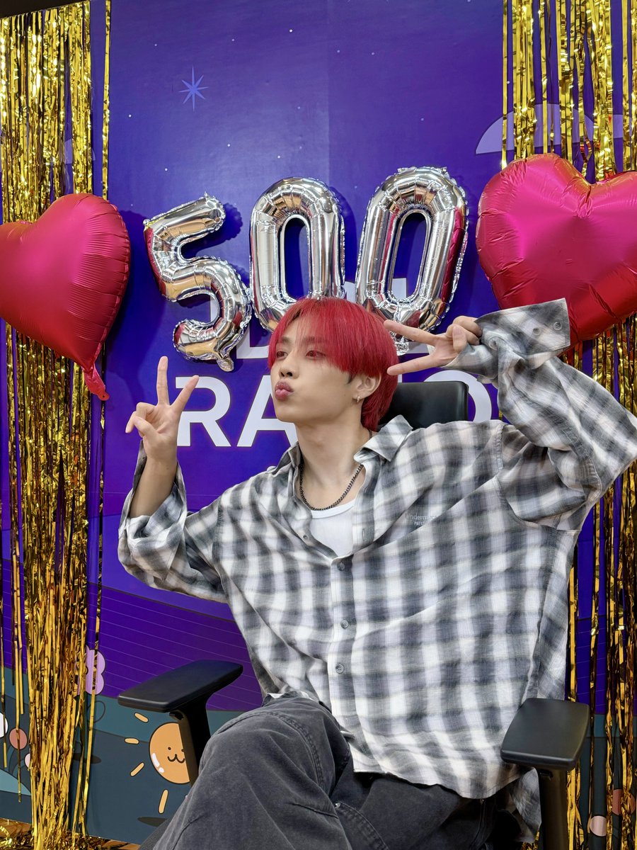 THEBOYZ_officl's tweet image. [📸] 선우 아이돌 라디오 시즌4 DJ 완료🦝 떤디랑 아돌라에서 만난 지 벌써 500일🥹 돌랑이들 우리 다 같이 떤디가 나오는 달콤한 꿈라라에서 만나요🪄🍒

#THEBOYZ #더보이즈
#SUNWOO #선우
