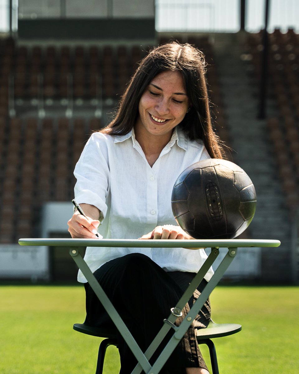 𝐖𝐢𝐥𝐥𝐤𝐨𝐦𝐦𝐞𝐧 𝐢𝐧 𝐝𝐞𝐫 𝐎𝐬𝐭𝐬𝐜𝐡𝐰𝐞𝐢𝐳, 𝐀𝐥𝐢𝐧𝐚! 👋 Die 19-jährige Mittelfeldspielerin lief bis zur Sommerpause leihweise für den FC Schlieren auf und wechselt nun fix von den FC Aarau Frauen zum #FCSG.💚 News 👉fcsg.club/alina_friedli
#GrüewissImHerz