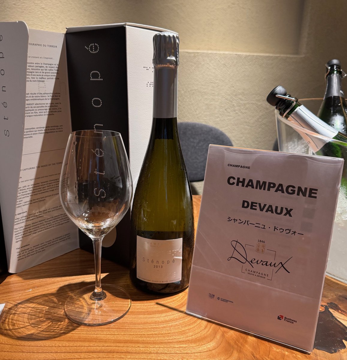 vin_fumiko's tweet image. 🇫🇷北東部のグランテスト(アルザス、シャンパーニュ＝アルデンヌ、ロレーヌを包括する一大地域圏)からワイン・スピリッツの生産者12社が来日しマスタークラスセミナー＆試飲商談会を開催! #Champagne は #Devaux を含む4社 #Alsace は #traminer 100％のワインも登場😋 彼らは明日大阪で試飲商談会🚅