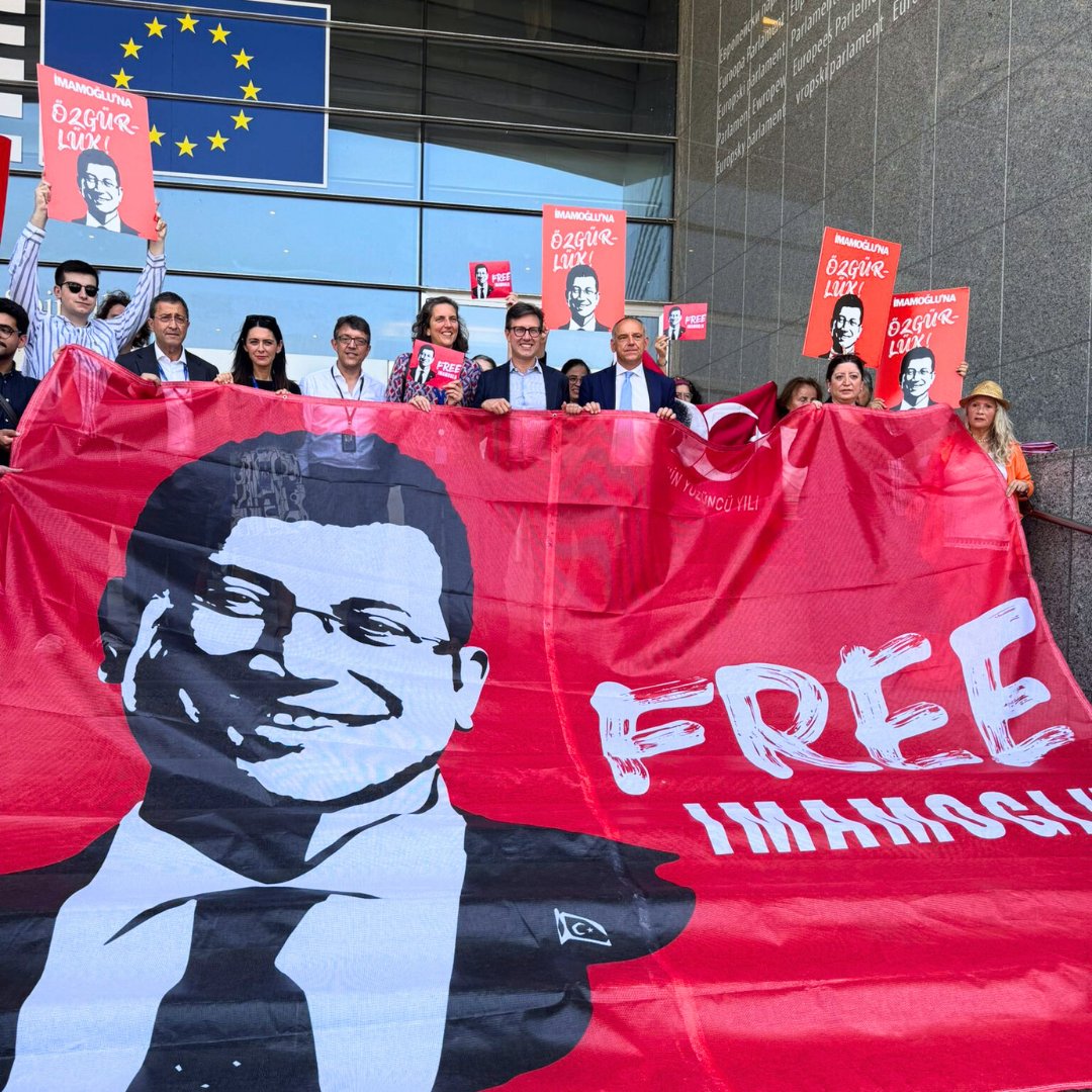 PES_CoR's tweet image. 100 days since @ekrem_imamoglu was unjustly imprisoned. #Freeİmamoğlu

Today at @Europarl_EN, progressive MEPs and local leaders stood united to demand his release. 

✊ Solidarity with @herkesicinCHP and everyone defending democracy and rule of law in #Türkiye.

@DarioNardella