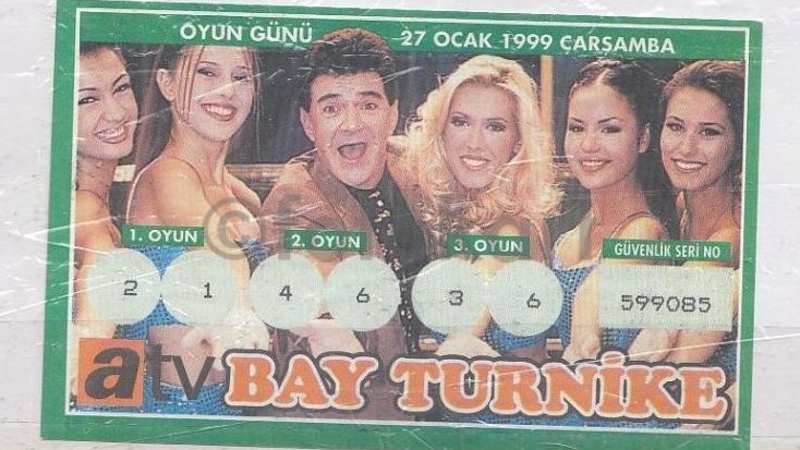 Meslek hayatı falan bitmedi. 1 sene sonra Kanal D’de, sonra atv’de, sonra başka kanallarda 2006 senesine kadar “Bay Turnike, Turnike 2000, Altın Turnike” programlarıyla devam etti. 

Türkiye halklarının hafızası.
