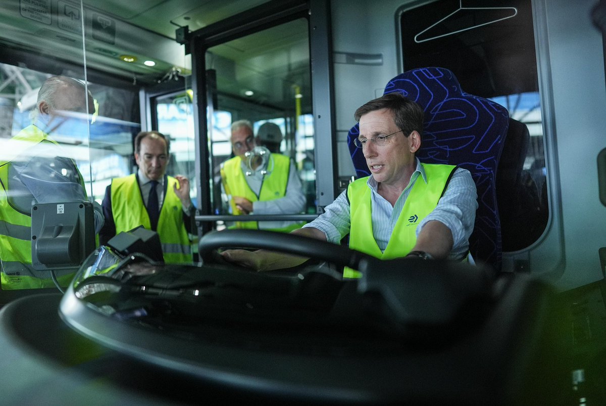 AlmeidaPP_'s tweet image. Madrid alcanza una flota de 450 autobuses eléctricos y 45 líneas totalmente electrificadas.

Trabajamos para convertirnos en la única capital europea con una flota íntegramente limpia, proporcionando las mejores condiciones de movilidad y calidad del aire.