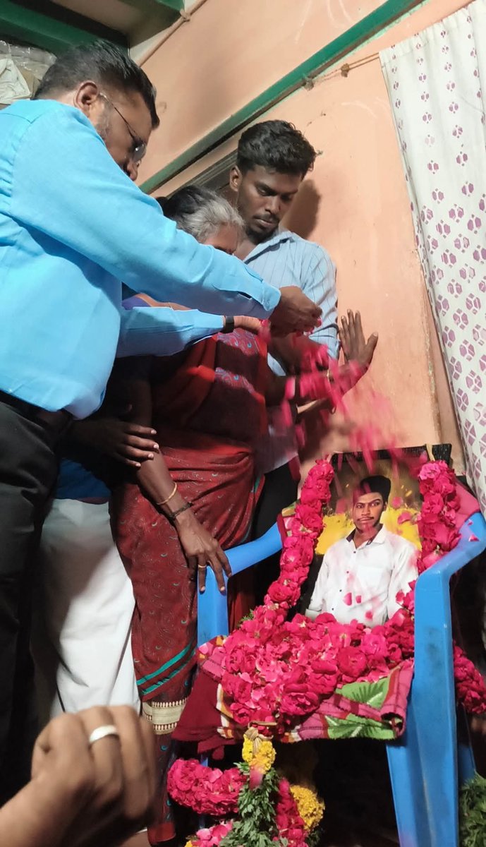 thirumaofficial's tweet photo. சிவகங்கை மாவட்டம் மடப்புரத்தில் காவல்துறையினரின் கொலைவெறித் தாக்குதலில் படுகொலையான தம்பி அஜித்குமார் அவர்களின் குடும்பத்தினரை இன்று நேரில் சந்தித்து ஆறுதல் தெரிவித்து விடுதலைச் சிறுத்தைகள் கட்சியின் சார்பில் ரூபாய் ஒரு லட்சம் நிதி வழங்கினேன்!

அஜித்குமார் அவர்களின் படத்துக்கு மலர் தூவி அஞ்சலி செலுத்தினேன்!