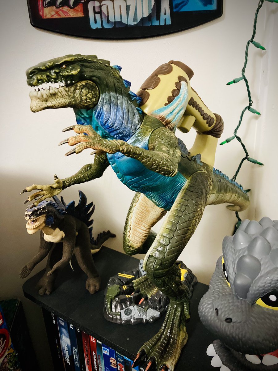 RetroVerse83's tweet photo. Godzilla 98 “Battle Action” by Toy Biz.
One of my favorite pieces of my Godzilla 98 collection. The 98 line of the monster hit Godzilla were insane and the promotion was epic “Size Does Matter” @Godzilla_Toho @godzilla_jp #godzilla98 #godzillatoybiz #retrofigures #90s https://t.co/Tt62ADo85V