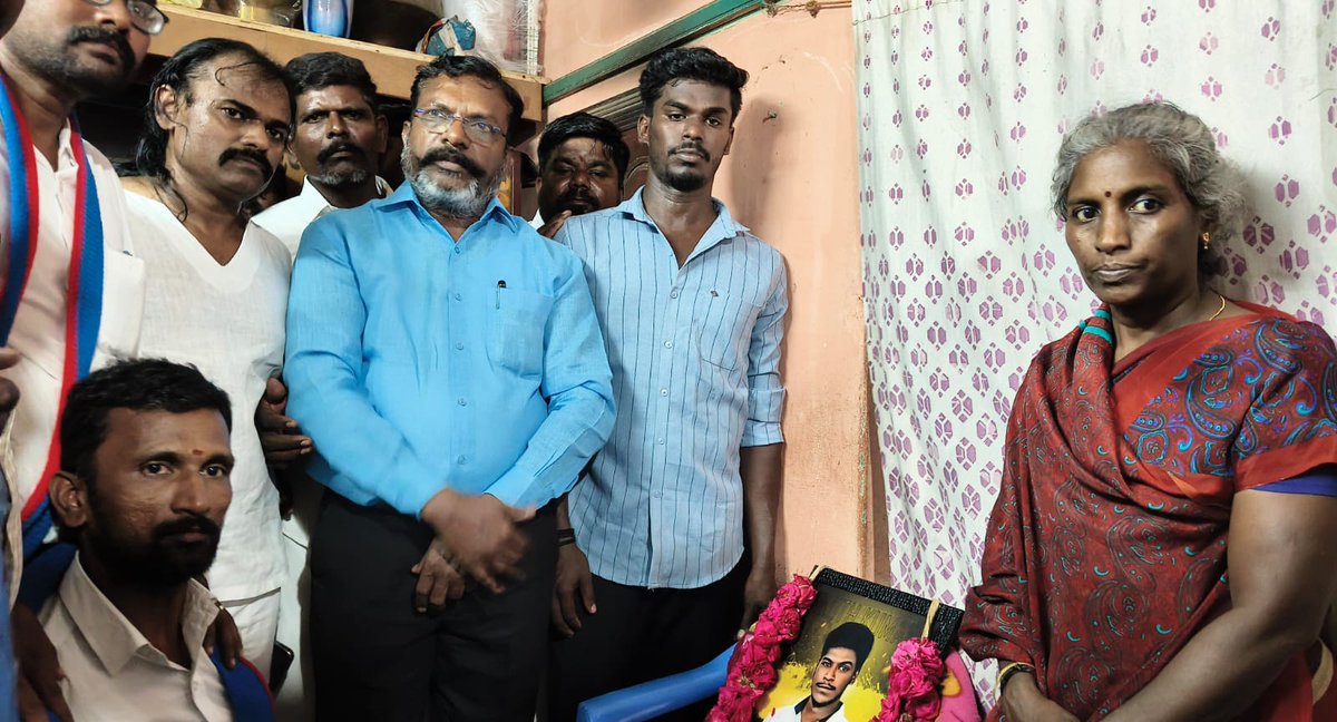 thirumaofficial's tweet photo. சிவகங்கை மாவட்டம் மடப்புரத்தில் காவல்துறையினரின் கொலைவெறித் தாக்குதலில் படுகொலையான தம்பி அஜித்குமார் அவர்களின் குடும்பத்தினரை இன்று நேரில் சந்தித்து ஆறுதல் தெரிவித்து விடுதலைச் சிறுத்தைகள் கட்சியின் சார்பில் ரூபாய் ஒரு லட்சம் நிதி வழங்கினேன்!

அஜித்குமார் அவர்களின் படத்துக்கு மலர் தூவி அஞ்சலி செலுத்தினேன்!