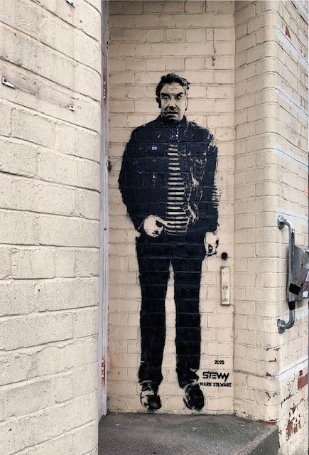 _markstewart's tweet image. Incredible life size stencil of Mark has appeared, created by artist @stewysstencils in Bristol harbourside where @ThePopGroup rehearsed back in 2019 some feet away from where the picture of Mark was taken against the #banksy! ❤️❤️❤️
@MuteUK @ThePopGroup @HBHomeless…