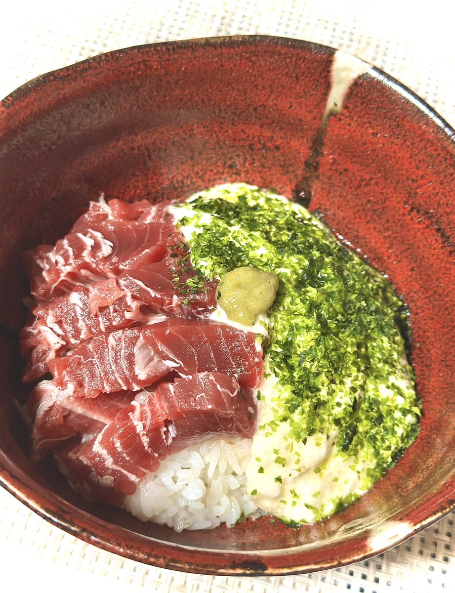 急にとろろが食べたくなったのでパパっとマグロの山かけ丼を作りました✨️
酢飯に赤身とネバリスター(山芋)を乗せて上からアオサをパラパラっとふりかけ、麺つゆを周りに垂らして出来上がり(*•̀ㅂ•́)و✧