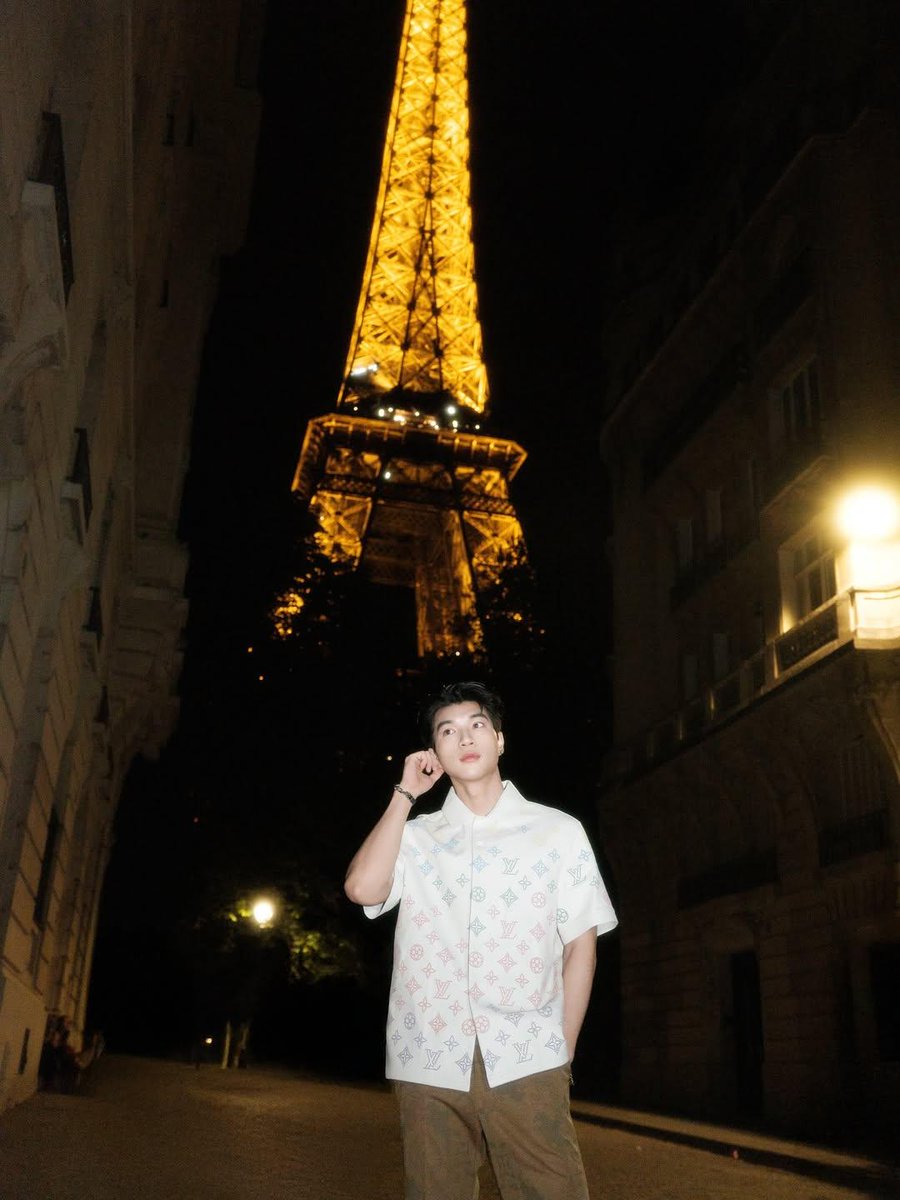 nquin520's tweet photo. Thank you @LouisVuitton and Paris for having HIEUTHUHAI 💛

#HIEUTHUHAIxLVMenSS26 https://t.co/WyIVA3aL5H
