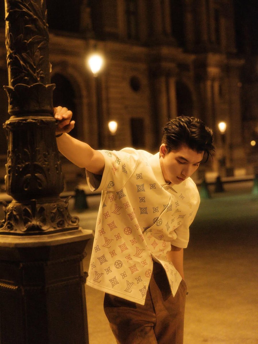 nquin520's tweet photo. Thank you @LouisVuitton and Paris for having HIEUTHUHAI 💛

#HIEUTHUHAIxLVMenSS26 https://t.co/WyIVA3aL5H