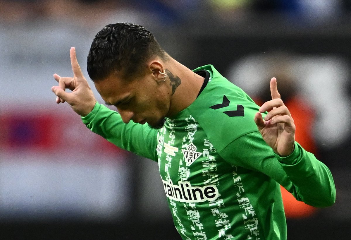 🚨 NEW: Betis have launched a bid to get Antony from Manchester United, but the terms of the deal are yet to be fully worked out.

Betis want another loan and a mandatory purchase in 2026, but the forward’s salary remains a problem. They need help from Manchester United on that