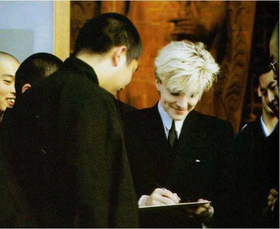 Davisyl33's tweet image. David is asked for an autograph by a monk. 
At Chokoku-ji Temple in Azabu, Tokyo.