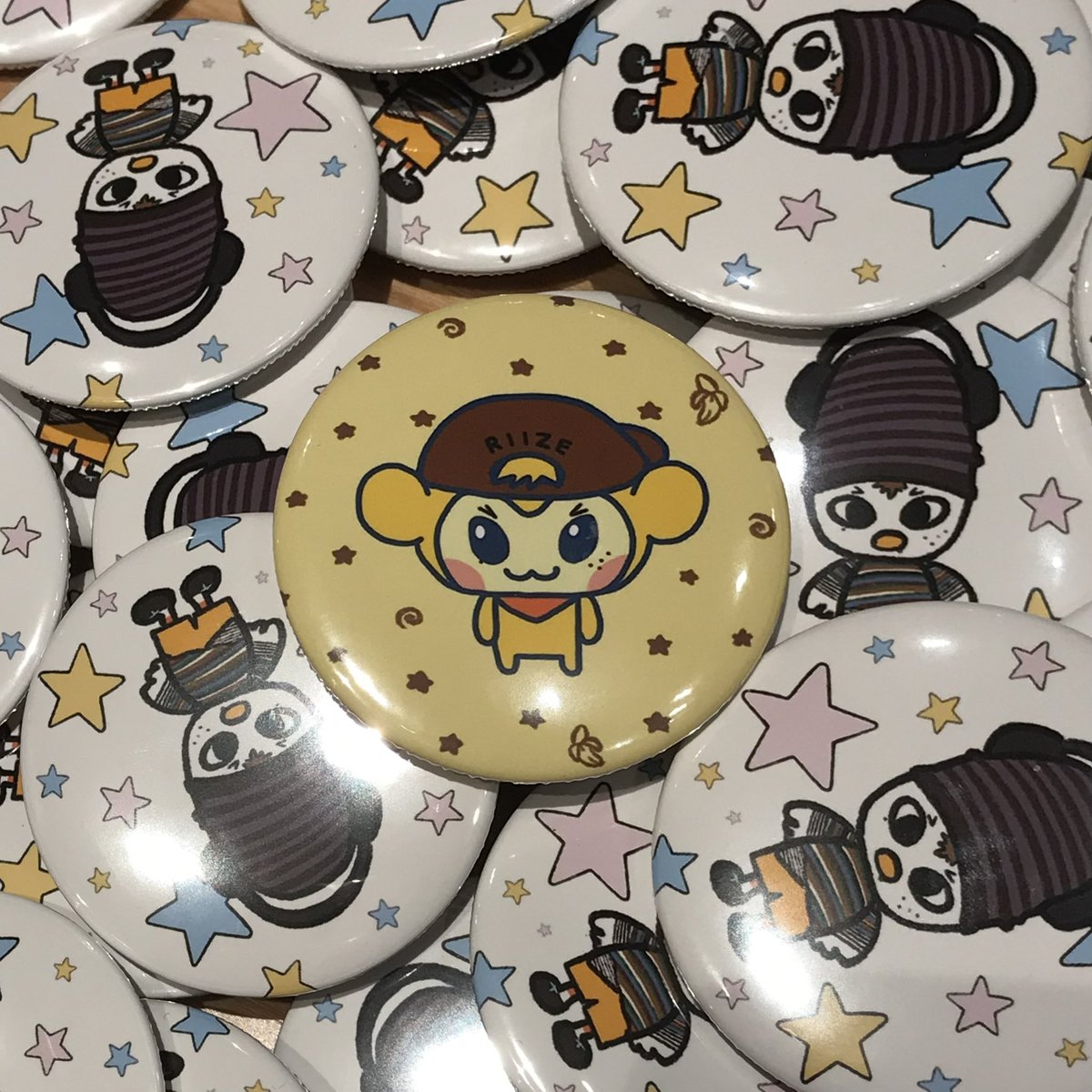 *˚₊‧☆*:.｡.꒰ঌ(*´꒳`*)໒꒱.｡.:*☆‧₊˚ *

𝟸𝟶𝟸𝟻 𝚁𝙸𝙸𝚉𝙸𝙽𝙶 𝙻𝙾𝚄𝙳 𝚒𝚗 𝚂𝙴𝙾𝚄𝙻

🪽나눔: 똘병 𝚘𝚛 끼끼치 뱃지 랜덤 증정
🪽날짜 : 첫콘, 중콘
🪽인증 : #RT + 멤버십 or 버블(멤버 상관x)
🪽장소 및 시간 : 날짜별 당일 공지

*˚₊‧☆*:.｡.ꕤॱ˚ʚ♡ɞ˚ॱꕤ.｡.:*☆‧₊˚ *