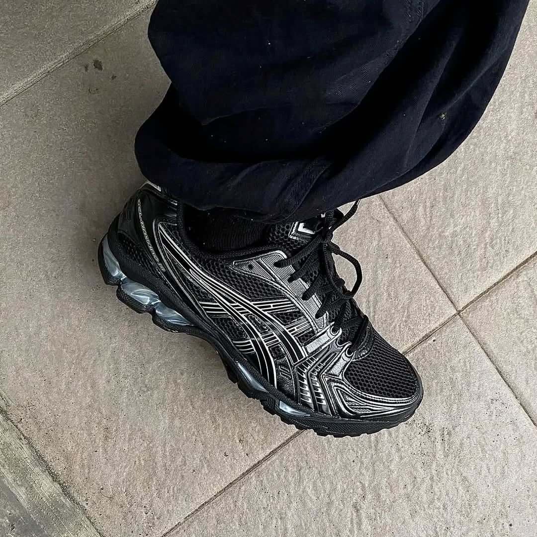 mactrendz's tweet photo. WhatsApp +256755272634 for deliveries โ ASICS GEL-Kayano 14 Black/Silver ๐คโ๏ธ
Available in sizes 38โ45 โ Retro running meets modern edge. GEL cushioning for comfort, mesh and leather overlays for bold street style.
#ASICS #GELKayano14 #MacTrendzUG #BlackSilver #RetroRunners https://t.co/tX0fzQzN65