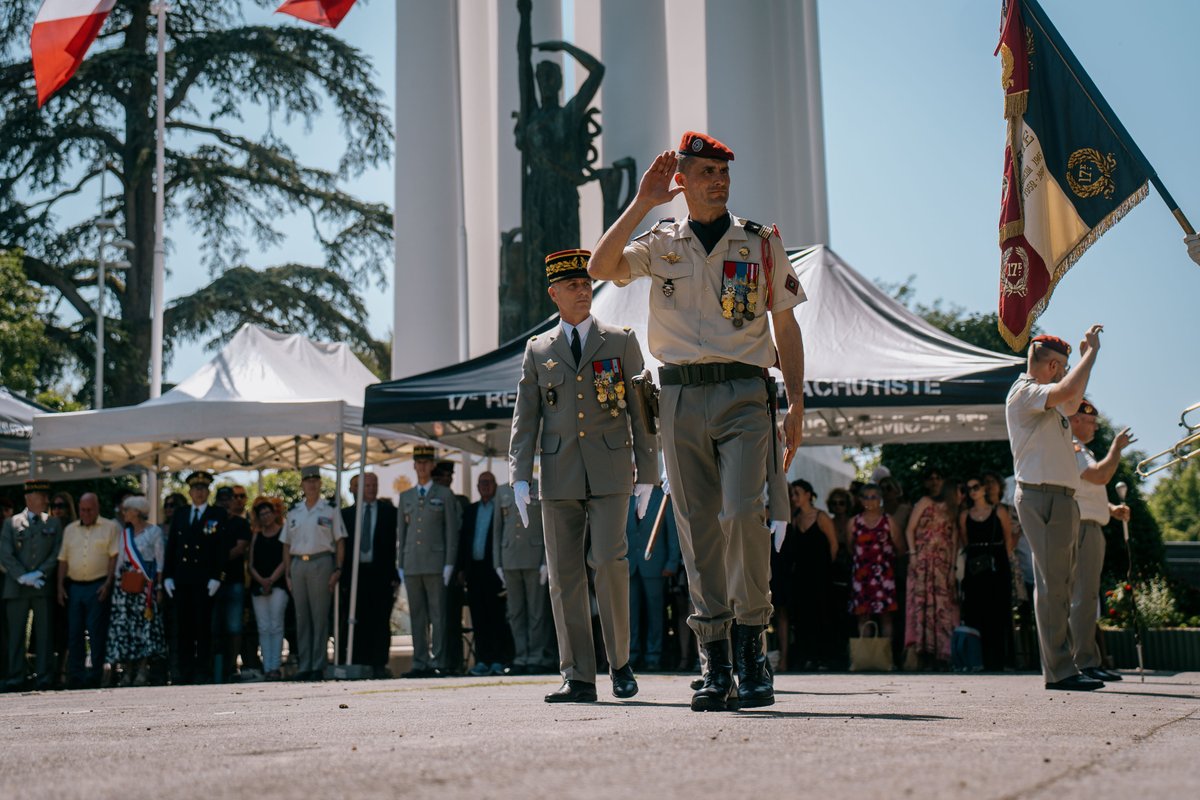 17eRGP's tweet image. #PASSCOM du #17RGP

➡️Après 2⃣ ans à la tête des sapeurs-parachutistes, le colonel Daniel ZENI a transmis avec émotion le commandement du régiment au colonel Jérémy AKIL à l’occasion d’une cérémonie présidée par le général Frédéric Danigo, commandant la @11eBP.