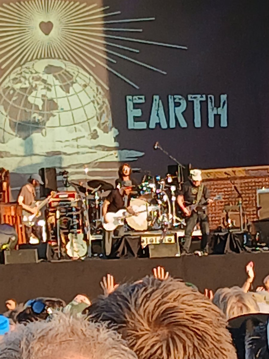 #neilyoung #summerstage Fantastisch concert gezien van Neil Young in Groningen. Super. Hij was goed op dreef qua zang en gitaarspel. Met een fantastische band om zich heen. Genoten. Enne... Van Morrison mag in het vervolg wel thuis blijven. Dat vond ik dus niks... sorry...