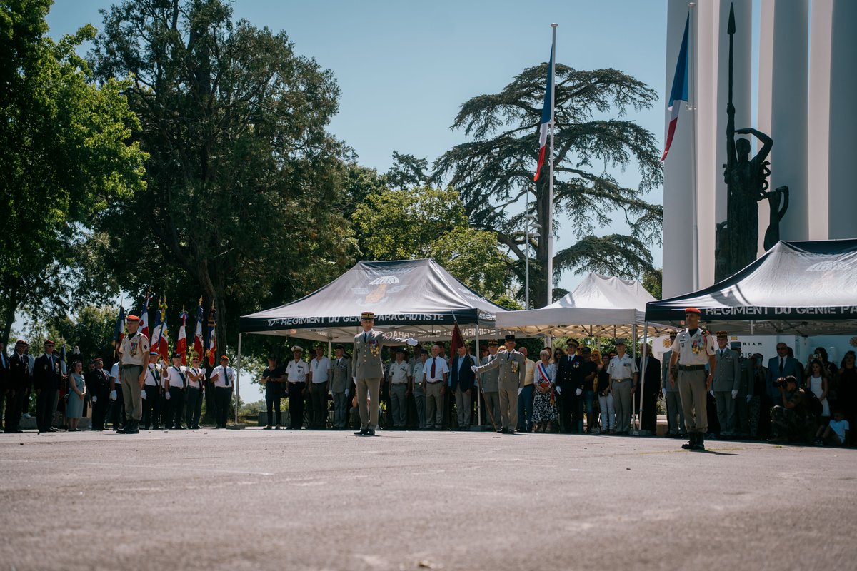 17eRGP's tweet image. #PASSCOM du #17RGP

➡️Après 2⃣ ans à la tête des sapeurs-parachutistes, le colonel Daniel ZENI a transmis avec émotion le commandement du régiment au colonel Jérémy AKIL à l’occasion d’une cérémonie présidée par le général Frédéric Danigo, commandant la @11eBP.