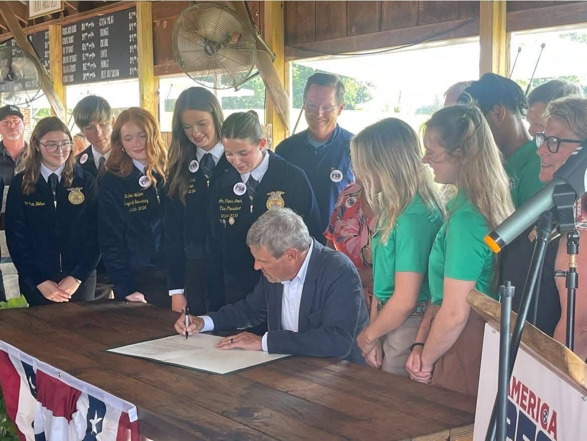 ffa_munford's tweet photo. Today, 2 of our members Brock Hill &amp; Emma Ballard had the opportunity to witness a monumental moment as Governor Bill Lee signed the TN Farmland Preservation Act at Turner Angus Farm in Covington, TN. 
Follow us on FB &amp; IG to check out more details. https://t.co/be5FGzsv7q