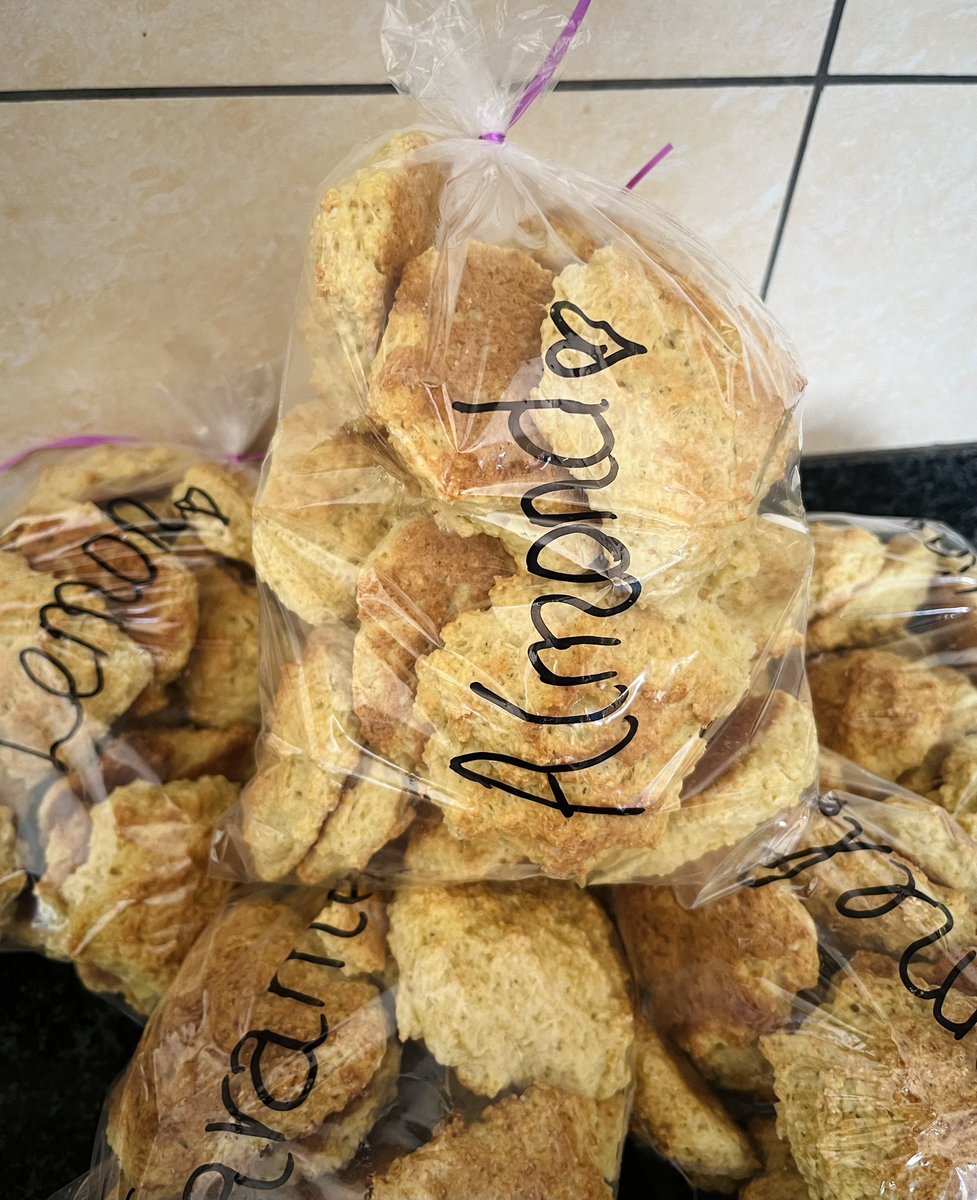 lollymashk22's tweet image. Call me The Rockbun whisperer 😂❤️
Ba di bitsa di scone and who am I to say otherwise??
Order done and collected. Looks like vanilla and caramel are our star girls cause that’s what most people go for.
WhatsApp 77803561 for orders. Only available on order.
Serowe📍