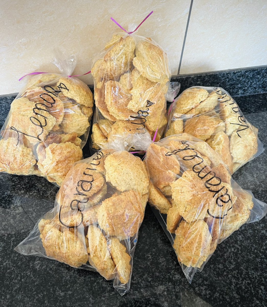 lollymashk22's tweet image. Call me The Rockbun whisperer 😂❤️
Ba di bitsa di scone and who am I to say otherwise??
Order done and collected. Looks like vanilla and caramel are our star girls cause that’s what most people go for.
WhatsApp 77803561 for orders. Only available on order.
Serowe📍