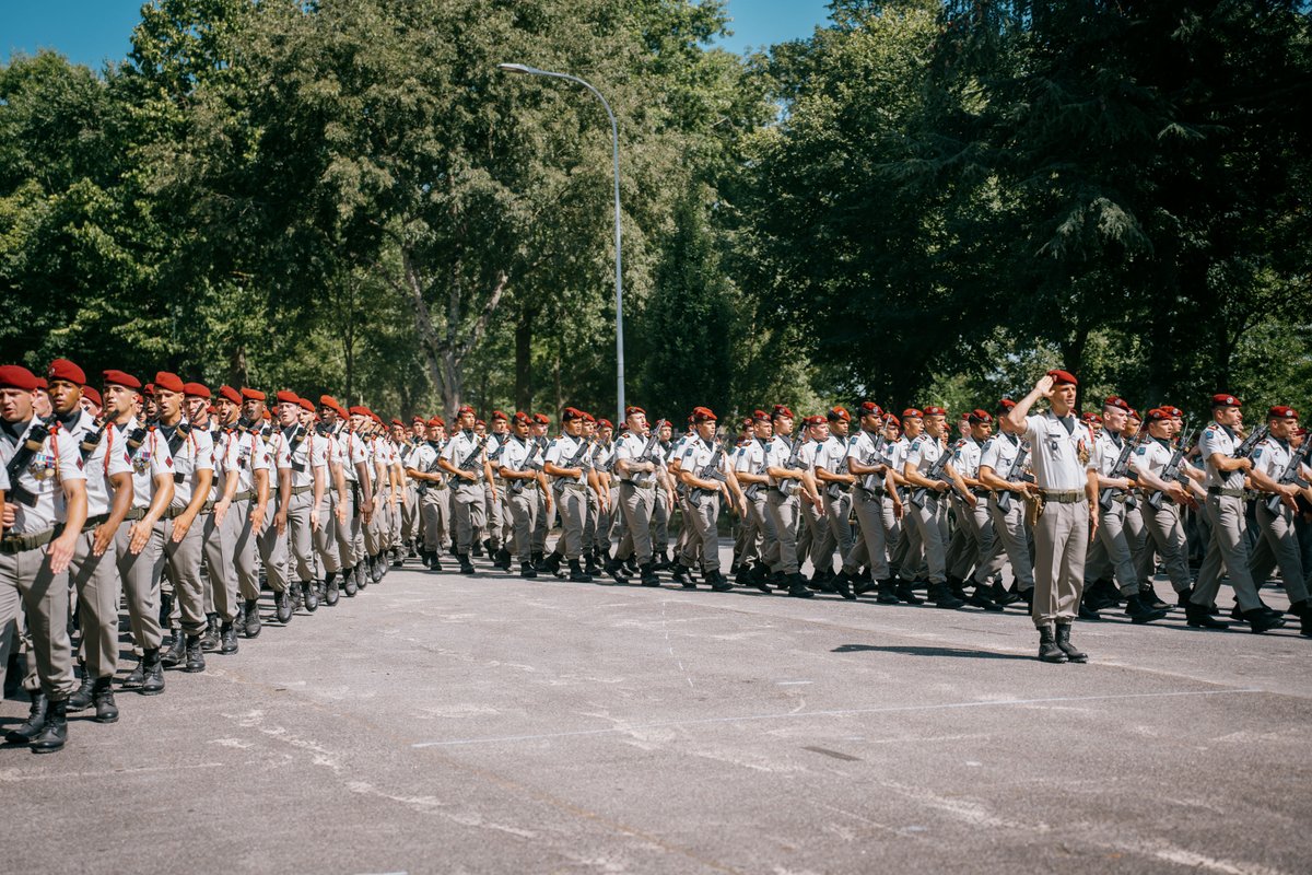 17eRGP's tweet image. #PASSCOM du #17RGP

➡️Après 2⃣ ans à la tête des sapeurs-parachutistes, le colonel Daniel ZENI a transmis avec émotion le commandement du régiment au colonel Jérémy AKIL à l’occasion d’une cérémonie présidée par le général Frédéric Danigo, commandant la @11eBP.