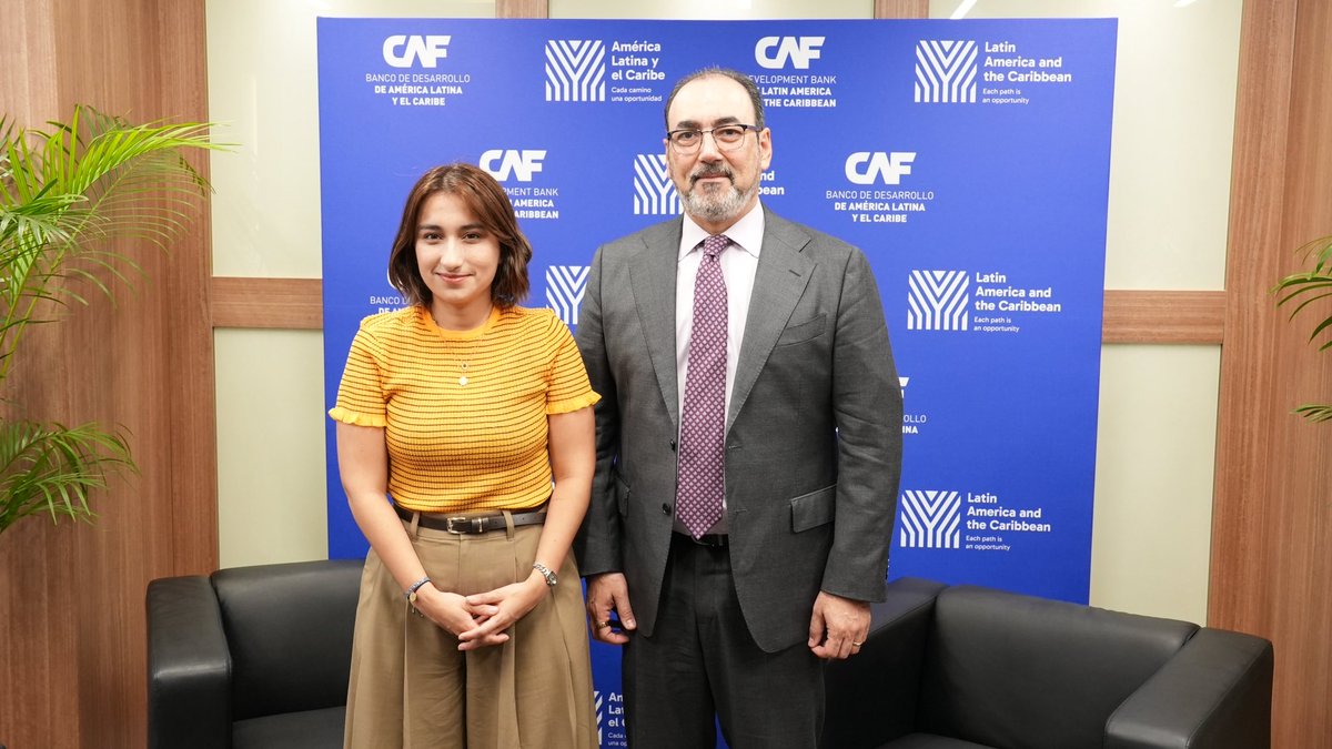 AgendaCAF's tweet photo. En camino hacia la IV Cumbre CELAC-UE, nuestro presidente ejecutivo @sergiodigra y la canciller de Colombia 🇨🇴 @laurisarabia sostuvieron una reunión estratégica en el marco del #FFD4 en Sevilla para seguir articulando esfuerzos que impulsen el rol de América Latina y el Caribe como un socio global clave.

Desde CAF trabajamos por una agenda birregional que fomente el diálogo, la cooperación y la integración.

Santa Marta será el escenario de una cita histórica este 9 y 10 de noviembre, y estamos listos para contribuir a una cumbre que fortalezca los lazos entre regiones, promueva el desarrollo sostenible y genere nuevas oportunidades entre los países.