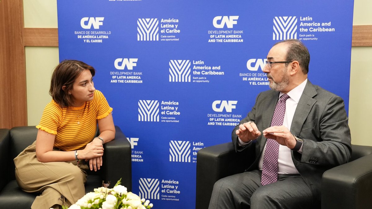 AgendaCAF's tweet photo. En camino hacia la IV Cumbre CELAC-UE, nuestro presidente ejecutivo @sergiodigra y la canciller de Colombia 🇨🇴 @laurisarabia sostuvieron una reunión estratégica en el marco del #FFD4 en Sevilla para seguir articulando esfuerzos que impulsen el rol de América Latina y el Caribe como un socio global clave.

Desde CAF trabajamos por una agenda birregional que fomente el diálogo, la cooperación y la integración.

Santa Marta será el escenario de una cita histórica este 9 y 10 de noviembre, y estamos listos para contribuir a una cumbre que fortalezca los lazos entre regiones, promueva el desarrollo sostenible y genere nuevas oportunidades entre los países.